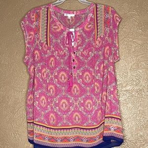 Sheer short sleeve top. 3 buttons and tie on front. Multi color/mainly pink. 3x